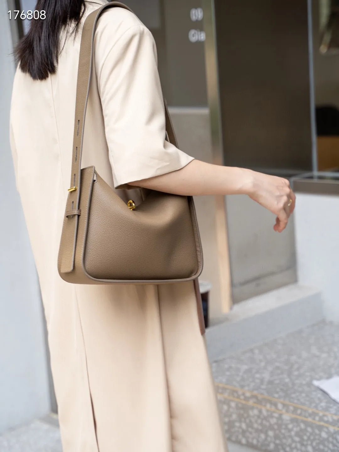 Niche Luxury Cowhide Wide Strap Large Capacity Shoulder Bag - Nitamoje