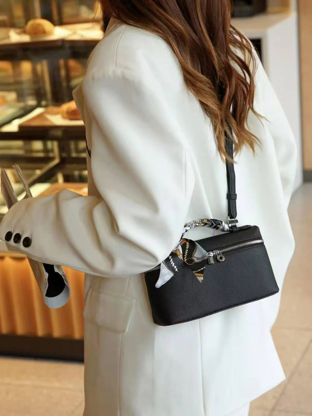 ew genuine leather  mobile phone handbag for women. Exclusive to women, with a luxurious design and compact and exquisite ap
