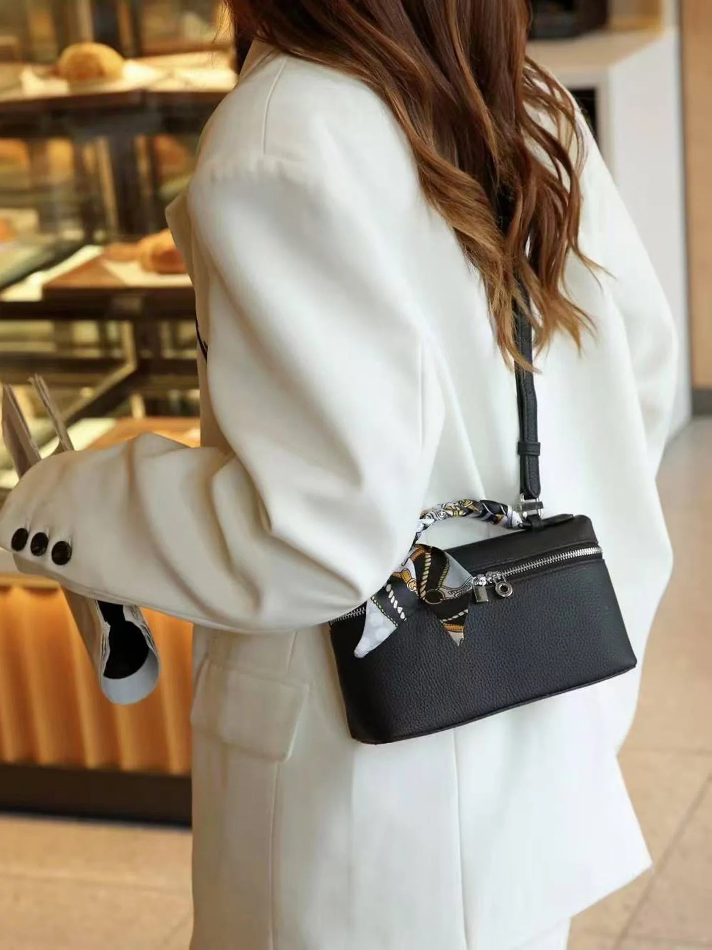 ew genuine leather  mobile phone handbag for women. Exclusive to women, with a luxurious design and compact and exquisite ap