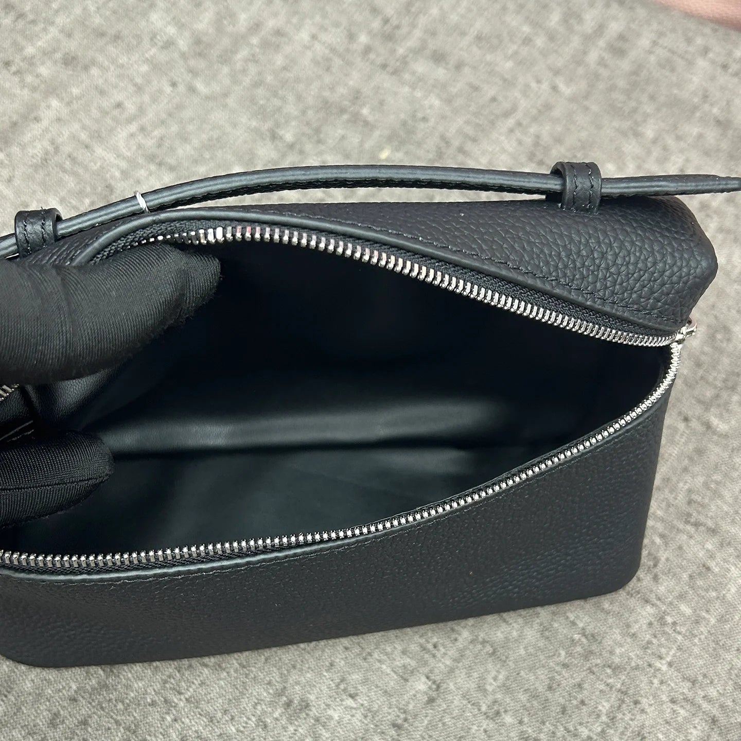 ew genuine leather  mobile phone handbag for women. Exclusive to women, with a luxurious design and compact and exquisite ap