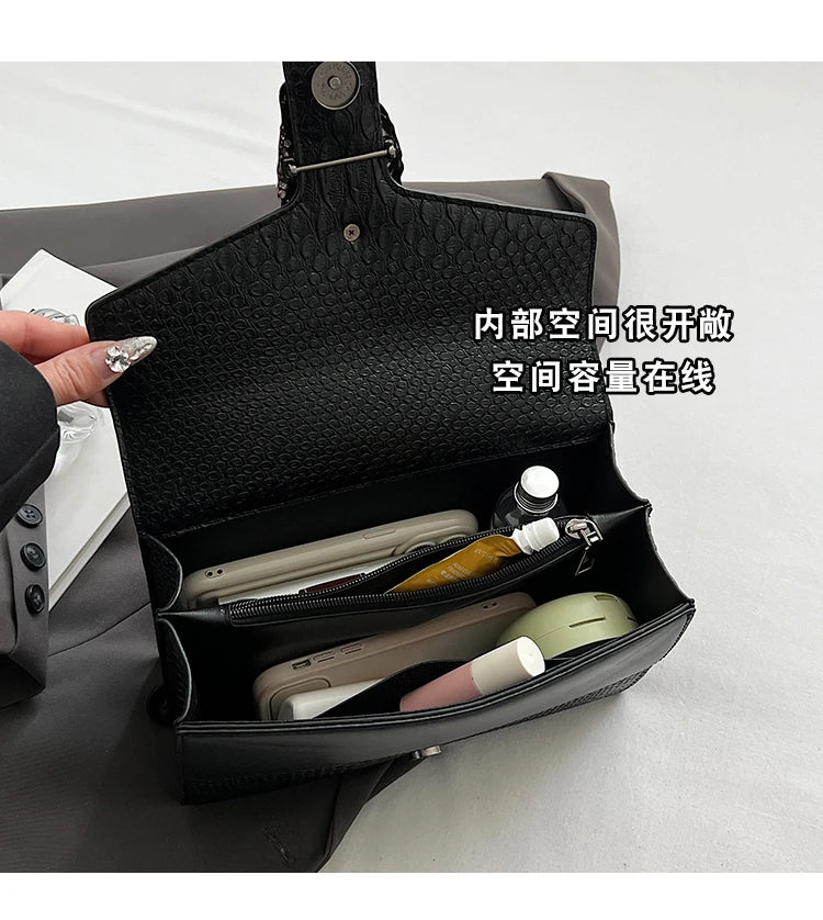Retro Snake Pattern Chain Crossbody Bag