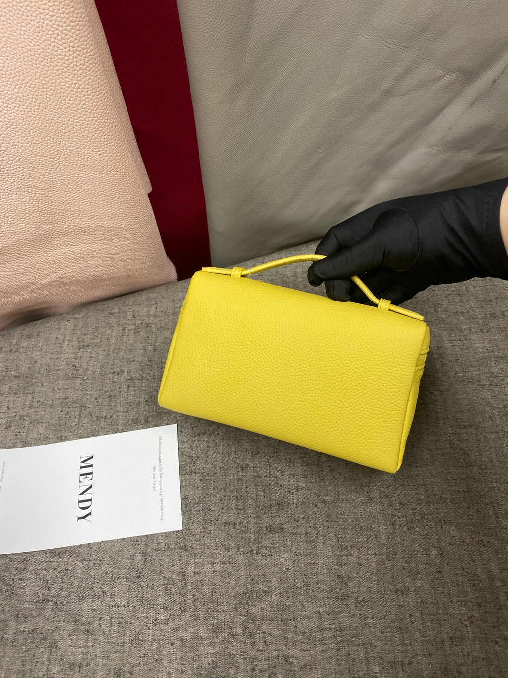 ew genuine leather  mobile phone handbag for women. Exclusive to women, with a luxurious design and compact and exquisite ap