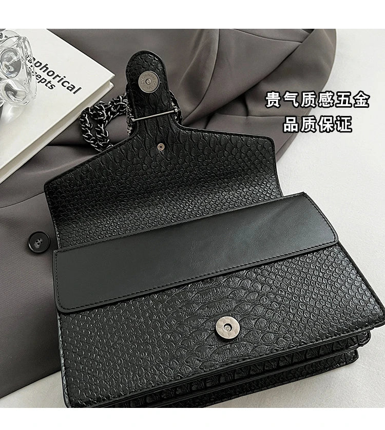 Retro Snake Pattern Chain Crossbody Bag
