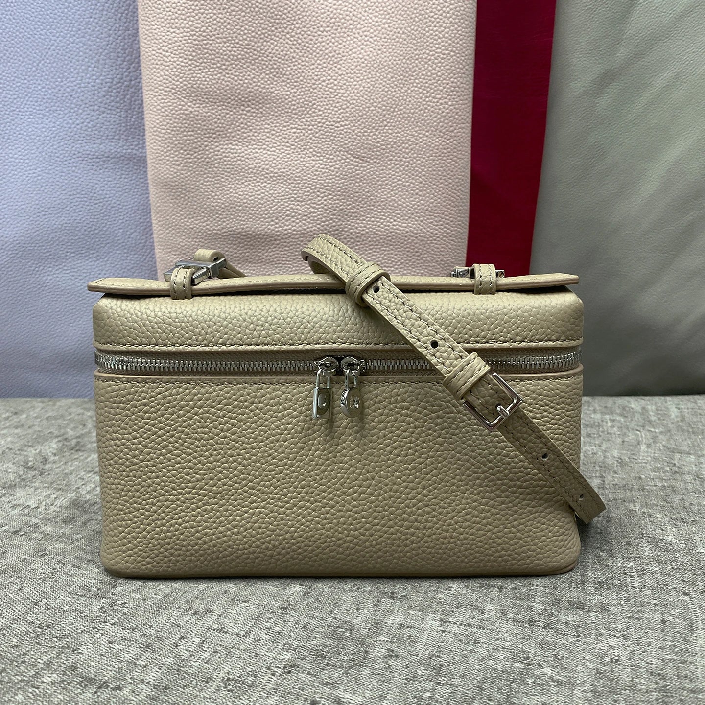 ew genuine leather  mobile phone handbag for women. Exclusive to women, with a luxurious design and compact and exquisite ap
